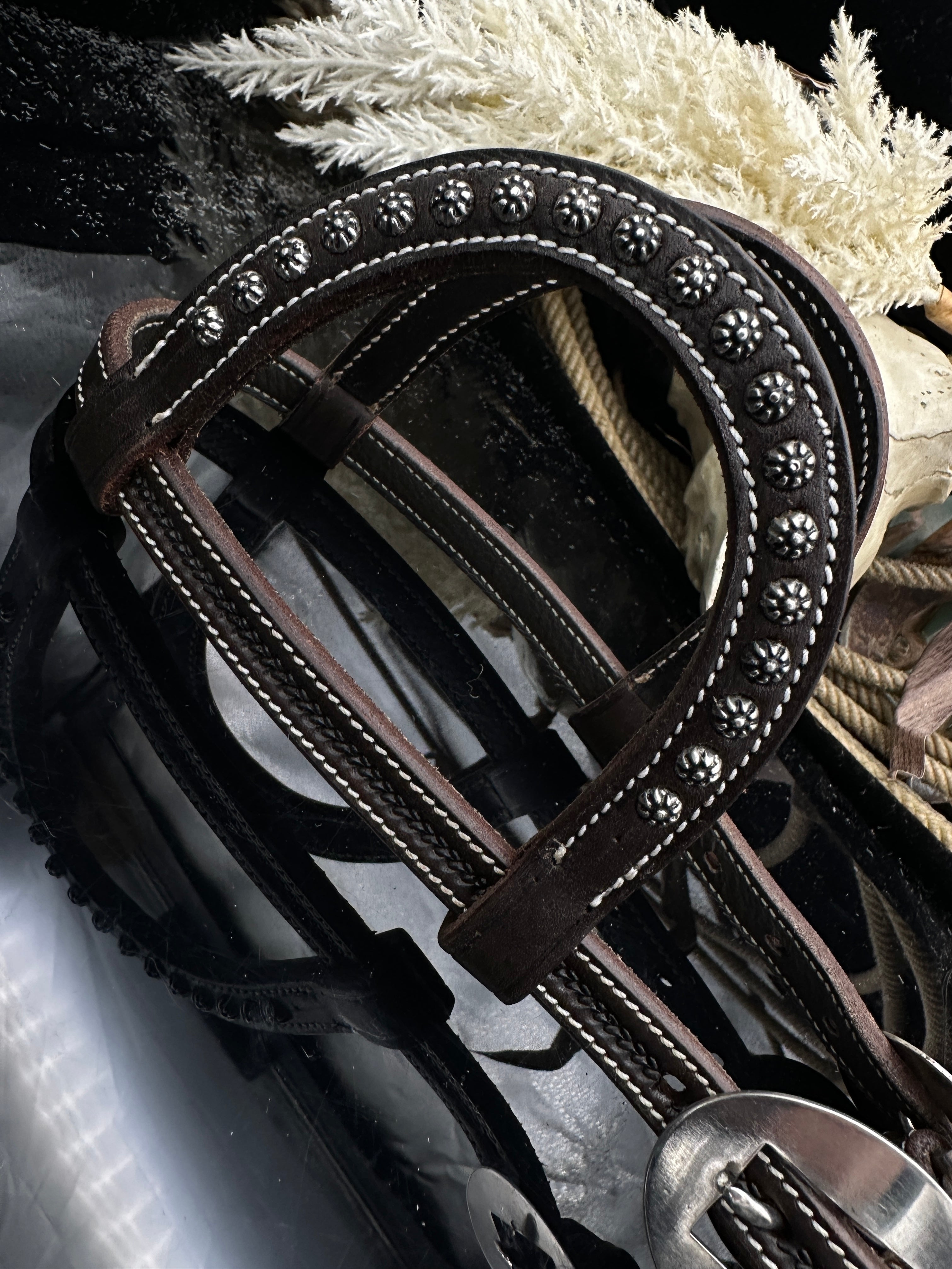 Basic | Dark brown | Cowhide stud western hoofdstel