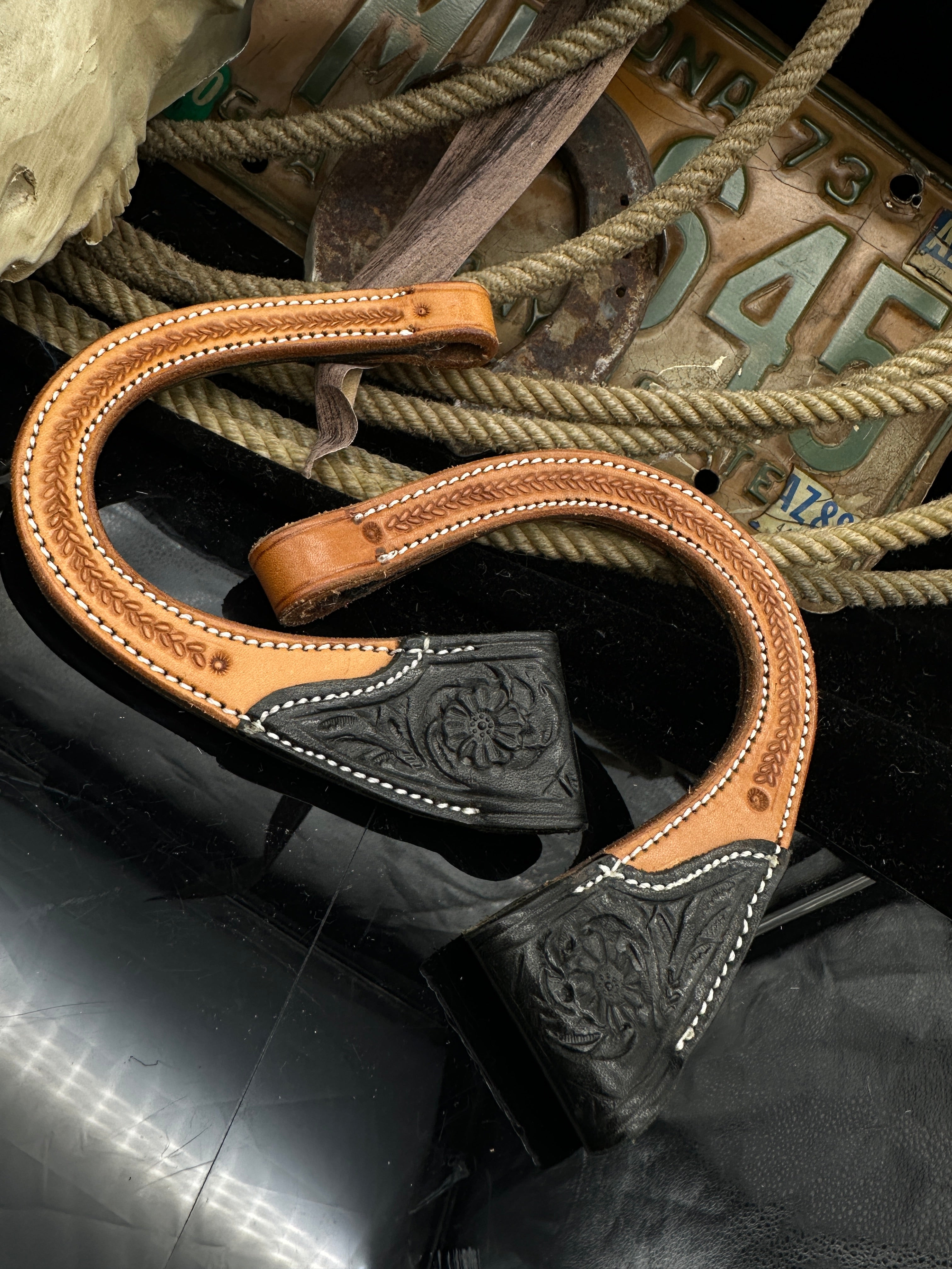 Leren western oortjes | 2 tone black & russet | Floral tooled