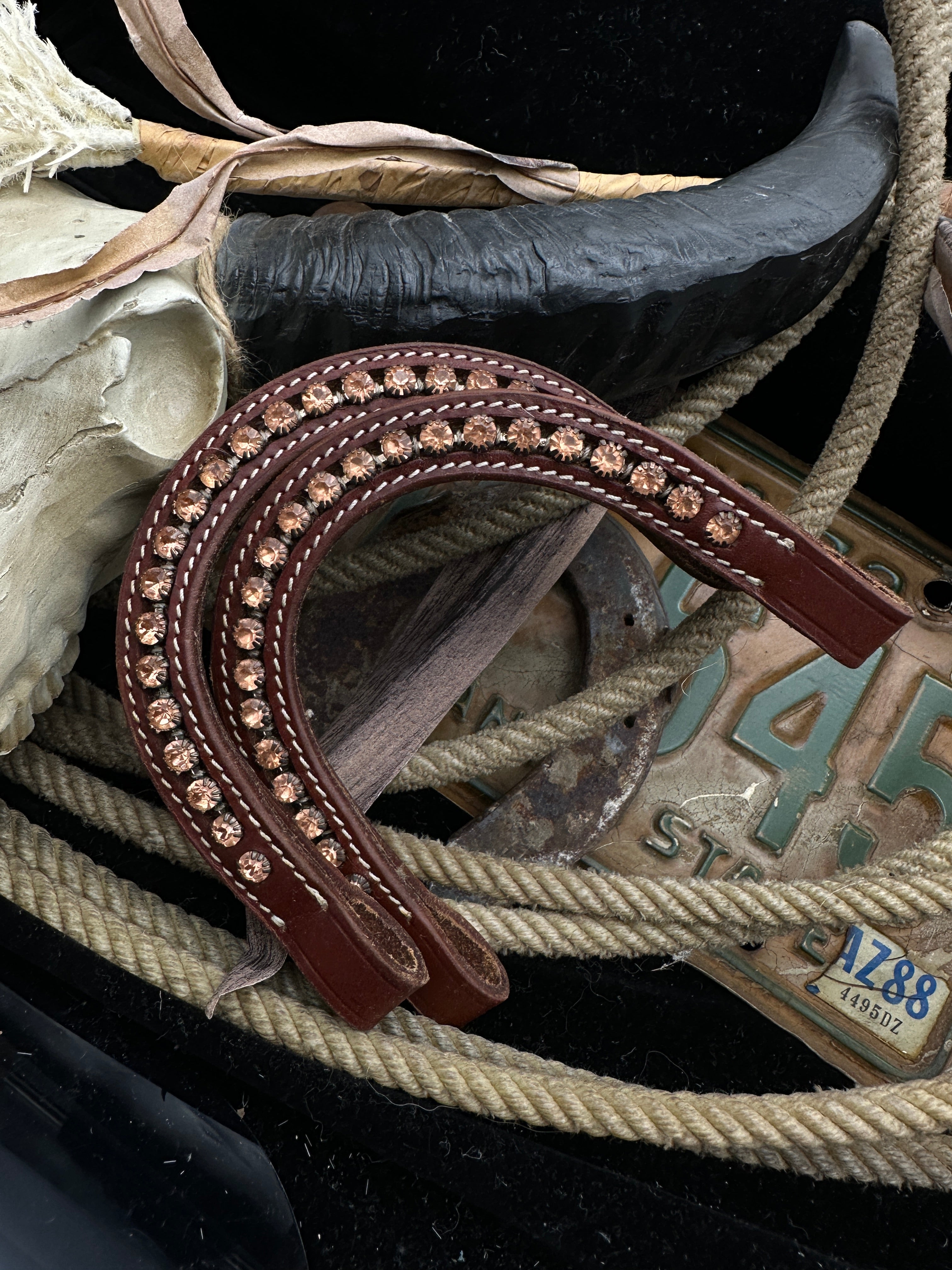Leren western oortjes | Dark chestnut | Peach rhinestones